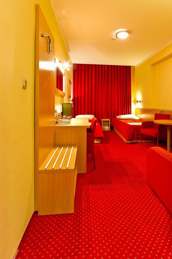 Hotel Dom Sportowca Blonie - Mosir Sanok Exteriér fotografie